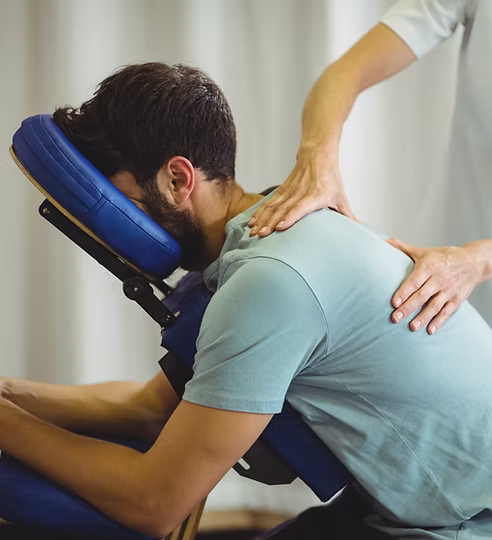 추나치료로 균형을 잡는 장면