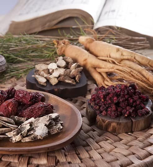 한약 재료로 조제하는 모습